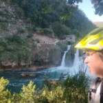 Piotr Burda nad wodospadem w Bośni