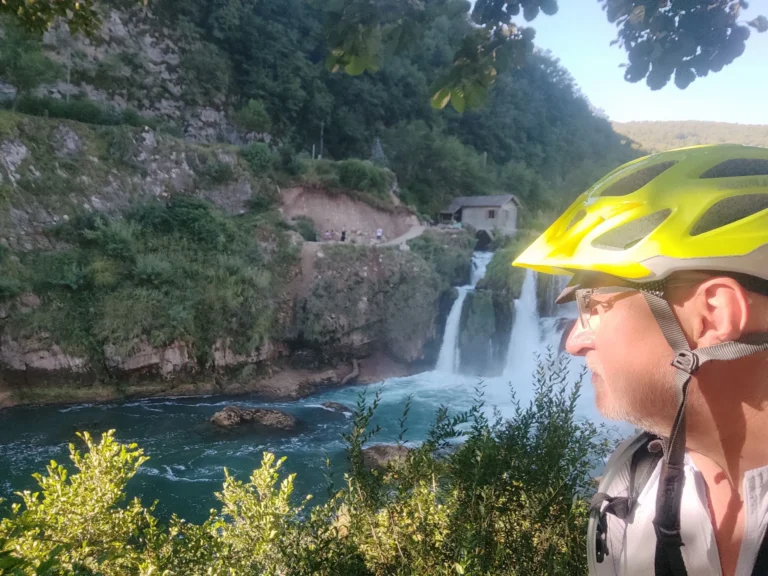 Piotr Burda nad wodospadem w Bośni
