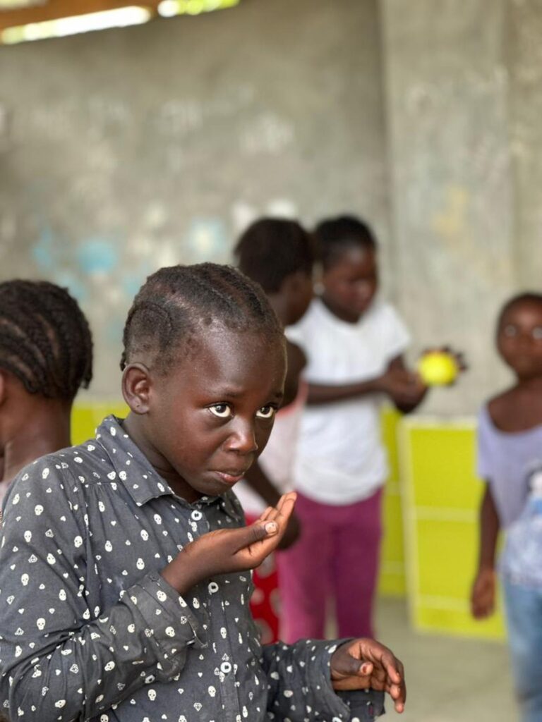 Dziecko z Gambii w szkole