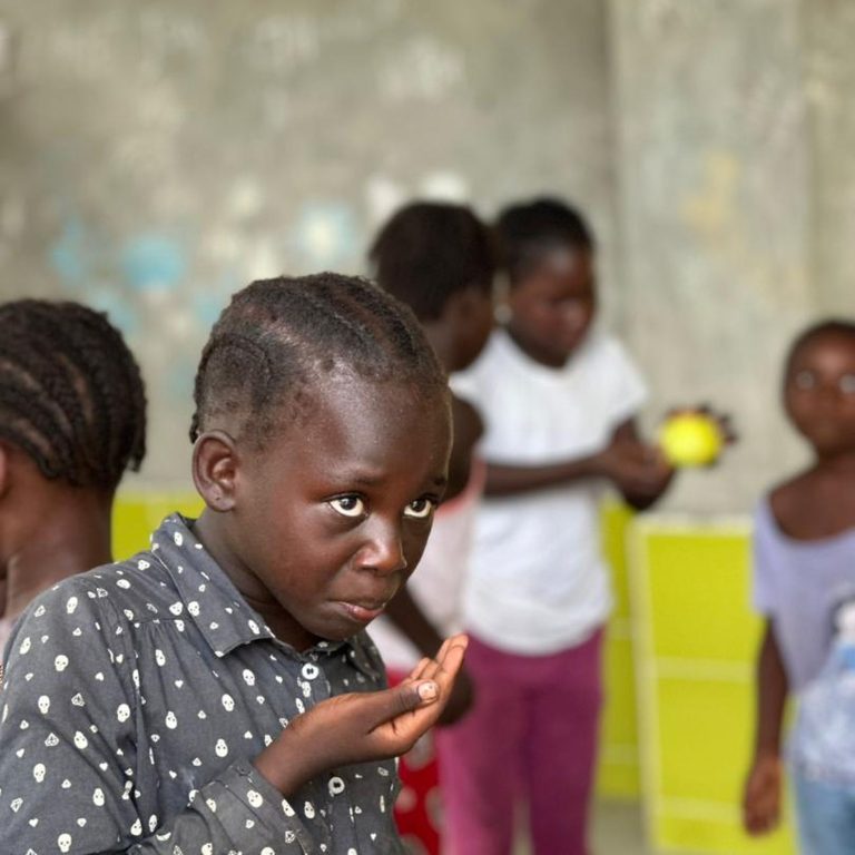 Dziecko z Gambii w szkole